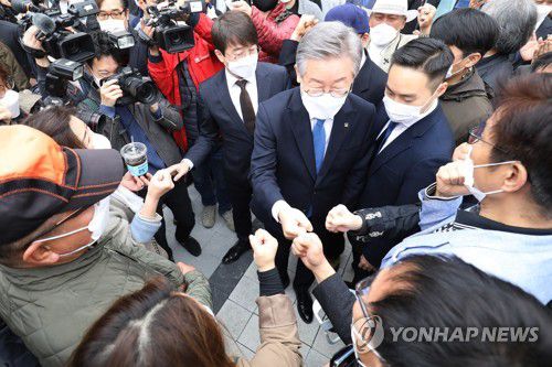 지지자들 축하받는 이재명 경기지사(수원=연합뉴스) 홍기원 기자 = '친형 강제입원' 사건과 관련한 허위사실공표 혐의로 항소심에서 당선무효형에 처해졌다가 대법원의 무죄 취지 판결을 받은 이재명 경기도지사가 16일 오전 경기도 수원시 영통구 수원고등법원에서 열린 파기환송심 선고공판에서 무죄를 선고받고 나와 지지자들과 인사하고 있다. 2020.10.16 xanadu@yna.co.kr