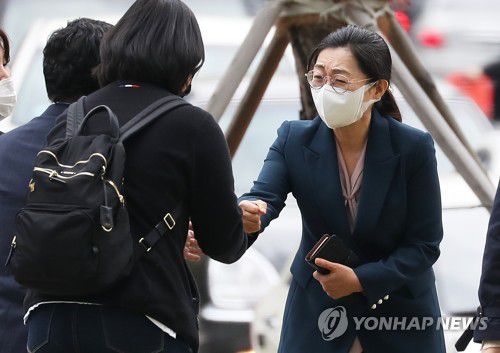 지지자들과 인사하는 은수미 성남시장(수원=연합뉴스) 홍기원 기자 = 정치자금법 위반 혐의로 당선무효형인 벌금 300만원에 처해졌으나, 지난 7월 대법원에서 원심 파기 판결을 받은 은수미 성남시장이 16일 오후 경기도 수원시 영통구 수원고등법원에서 열리는 파기환송심 선고공판에 출석하며 지지자들과 인사하고 있다. 2020.10.16 xanadu@yna.co.kr