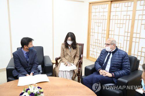 주한 프랑스 대사와 대화하는 김동영 관장(서울=연합뉴스) 이재희 기자 = 김동영 국립고궁박물관장이 16일 오후 서울 종로구 국립고궁박물관에서 열린 '신왕실도자' 전시를 찾은 필립 르포르 주한 프랑스 대사와 대화를 나누고 있다. 2020.10.16 scape@yna.co.kr