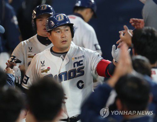 캡틴 양의지(창원=연합뉴스) 우정식 기자 = 16일 경남 창원NC파크에서 열린 프로야구 롯데 자이언츠-NC 다이노스 경기. 8회말 무사 1루에서 NC 양의지가 승부를 원점으로 돌리는 좌중월 2점 홈런을 날리고 더그아웃에서 동료들의 열렬한 환영을 받고 있다. 2020.10.16 uhcho@yna.co.kr