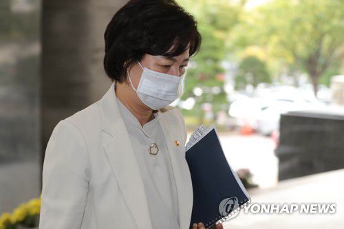 출근하는 추미애 장관[연합뉴스 자료사진]