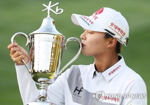 트로피에 입 맞추는 김효주(이천=연합뉴스) 홍기원 기자 = 18일 오후 경기도 이천시 블랙스톤 골프클럽에서 열린 한국여자프로골프(KLPGA) 투어 KB금융 스타챔피언십에서 우승을 차지한 김효주가 트로피에 입을 맞추고 있다. 2020.10.18 xanadu@yna.co.kr