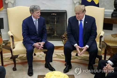 예맨에서 풀려난 미국인 인질 만난 트럼프 대통령(자료사진)[EPA=연합뉴스]