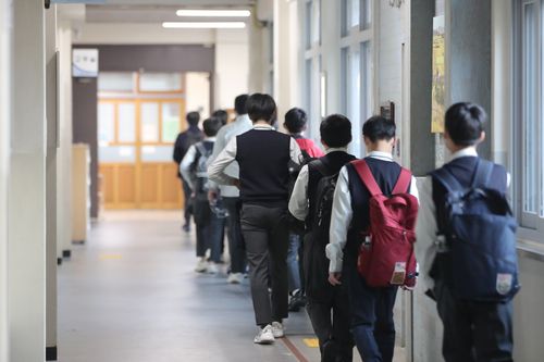 교실까지 일렬로 (광주=연합뉴스) 천정인 기자 = 전교생 등교를 시작한 19일 오전 광주 북구 살레시오중학교에서 학생들이 일렬로 거리두기를 하며 교실로 이동하고 있다. 2020.10.19 iny@yna.co.kr