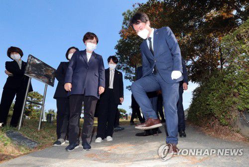 전두환 비석 밟는 김종철 대표(광주=연합뉴스) 박철홍 기자 = 정의당 김종철 대표가 19일 오전 광주 북구 민족민주 열사묘역(5·18 구묘역) 을 찾아 묘지 입구 땅에 박혀 있는 전두환 비석을 힘껏 밟고 있다. pch80@yna.co.kr