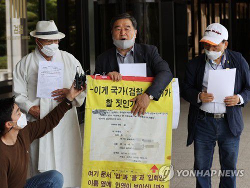 취재진의 질문에 답하는 윤석열 장모 고발 사업가(서울=연합뉴스) 서명곤 기자 =  윤석열 검찰총장의 장모 최모씨와 부인 김건희씨를 고소·고발한 사업가 정대택씨가 지난 9월 25일 오후 서울 서초구 서울중앙지검에서  고소·고발인 신분으로 조사를 받기 위해 청사로 들어서며 취재진의 질문에 답하고 있다. 정씨는 과거 최씨와 벌인 법정 다툼에서 최씨 측의 모의로 자신이 패했고, 그 결과 재산상 손해를 봤다며 최씨 등을 사기 혐의 등으로 고소했다. [연합뉴스 자료사진]