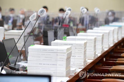 국정감사 요구자료들(서울=연합뉴스) 진성철 기자 = 15일 국회 보건복지위원회에서 열린 한국보건산업진흥원·한국보건의료인국가시험원 등 국정감사에 국정감사 요구자료들이 책상 위에 쌓여 있다.   2020.10.15 zjin@yna.co.kr