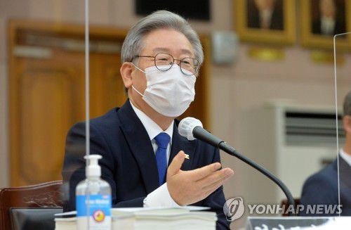 답변하는 이재명 경기지사(수원=연합뉴스) 이재명 경기도지사가 20일 경기도 수원시 팔달구 경기도청에서 열린 국회 국토교통위원회의 경기도에 대한 국정감사에서 의원 질의에 답변하고 있다. 2020.10.20 [사진공동취재단] xanadu@yna.co.kr