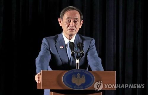 기자회견 하는 스가 요시히데 일본 총리(도쿄 EPA=연합뉴스) 스가 요시히데 일본 총리가 21일 인도네시아 수도 자카르타에서 기자회견을 하고 있다.