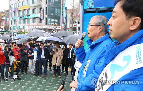 2016년 4월 3일 당시 더불어민주당 김종인 비대위 대표가 서울 화곡역 사거리에서 열린 서울 강서구갑 금태섭 후보 지원유세 중인 모습[연합뉴스 자료사진]