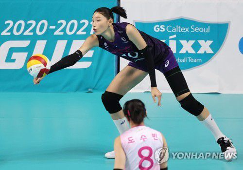 리시브도 충실히(서울=연합뉴스) 홍해인 기자 = 21일 오후 서울 장충체육관에서 열린 도드람 2020-2021 V리그 배구 여자부 흥국생명과 GS칼텍스의 경기를 앞두고 김연경이 몸을 풀고 있다. 2020.10.21 hihong@yna.co.kr
