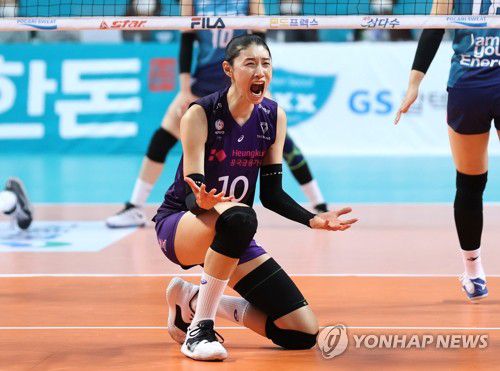 포효하는 김연경(서울=연합뉴스) 홍해인 기자 = 21일 오후 서울 장충체육관에서 열린 도드람 2020-2021 V리그 배구 여자부 흥국생명과 GS칼텍스의 경기. 
    2세트 흥국생명 김연경이 중앙 후위 공격을 성공한 뒤 포효하고 있다. 2020.10.21 hihong@yna.co.kr