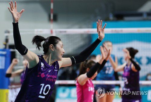 2세트 가져가는 흥국생명(서울=연합뉴스) 홍해인 기자 = 21일 오후 서울 장충체육관에서 열린 도드람 2020-2021 V리그 배구 여자부 흥국생명과 GS칼텍스의 경기. 
    2세트 흥국생명 김연경이 듀스 상황에서 팀의 득점으로 세트를 가져온 뒤 기뻐하며 팔을 벌리고 있다. 2020.10.21 hihong@yna.co.kr