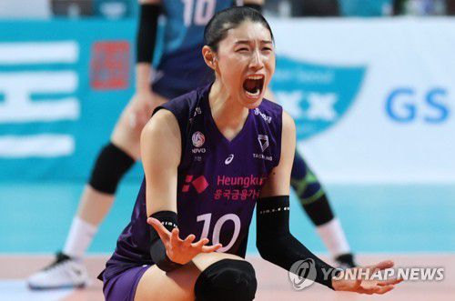 '배구 여제'의 귀환(서울=연합뉴스) 홍해인 기자 = 21일 오후 서울 장충체육관에서 열린 도드람 2020-2021 V리그 배구 여자부 흥국생명과 GS칼텍스의 경기. 
    2세트 흥국생명 김연경이 중앙 후위 공격을 성공한 뒤 포효하고 있다. 2020.10.21 hihong@yna.co.kr