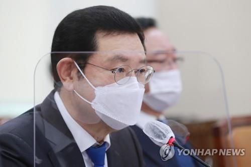 이용섭 광주시장 (서울=연합뉴스) 안정원 기자 = 이용섭 광주시장이 22일 오전 서울 여의도 국회에서 열린 행정안전위원회의 세종특별자치시, 대전광역시, 광주광역시, 울산광역시 국정감사에서 질의에 답변하고 있다.