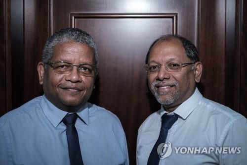 와벨 람칼라완(왼쪽) 야당 대선후보[AFP=연합뉴스 자료사진]