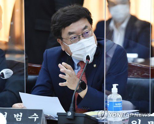 국민의힘 서범수 의원이 19일 경기도 수원시 팔달구 경기도청에서 열린 국회 행정안전위원회의 경기도에 대한 국정감사에서 질의하고 있다. [사진공동취재단. 재판매 및 DB 금지]