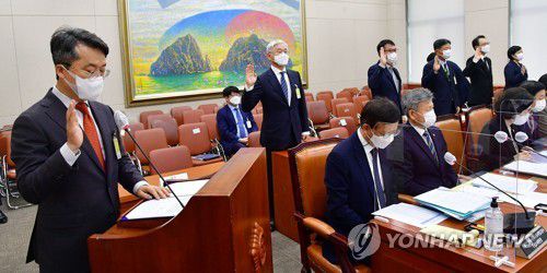 정무위 국감 선서하는 증인들(서울=연합뉴스) 하사헌 기자 = 박현종 BHC 회장(왼쪽부터), 서경배 아모레퍼시픽 대표, 이종민 광복회 의전팀장, 임병용 GS건설 대표이사, 임재현 구글코리아 전무, 한성숙 네이버 대표이사가 22일 국회에서 열린 정무위원회의 국정감사에서 선서하고 있다.  2020.10.22 toadboy@yna.co.kr