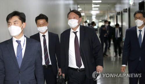 정회 후 국감장 나서는 윤석열(서울=연합뉴스) 하사헌 기자 = 윤석열 검찰총장이 22일 서울 여의도 국회 법제사법위원회에서 열린 대검찰청 국정감사에서 정회 되자 국감장을 나서고 있다.  2020.10.22 toadboy@yna.co.kr