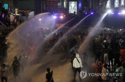 태국 경찰이 반정부 집회 참석자들을 해산하기 위해 물대포를 쏘고 있다. 2020.10.16
[AP=연합뉴스] [2020.10.16 송고] [2020.10.16 송고]