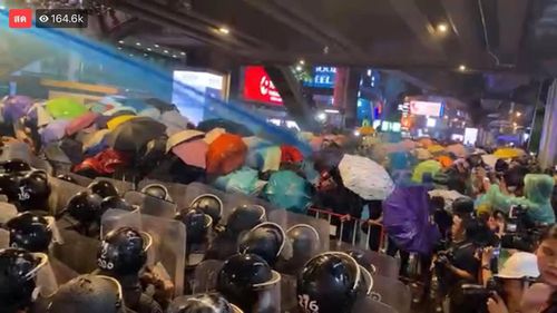 파란색 물감이 들어간 물대포를 시위대를 향해 발사하는 경찰 2020.10.16[Free Youth 페이스북 캡처. 재판매 및 DB 금지]