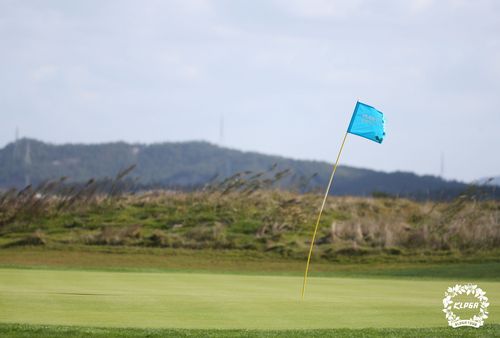 강풍에 깃대가 휜 모습.[KLPGA  제공. 재판매 및 DB 금지]
