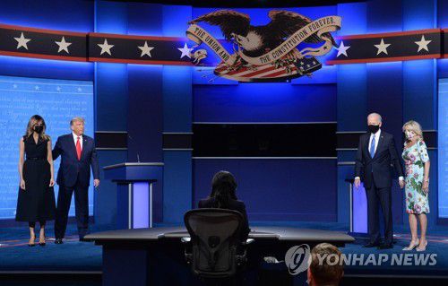 TV 토론이 끝난 뒤 무대에 선 트럼프 대통령 부부와 바이든 후보 부부 [UPI=연합뉴스]