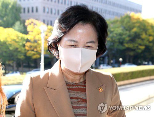 출근하는 추미애 법무부 장관(과천=연합뉴스) 정하종 기자 = 추미애 법무부 장관이 23일 오전 경기도 정부과천청사 법무부로 출근하고 있다. 2020.10.23 chc@yna.co.kr