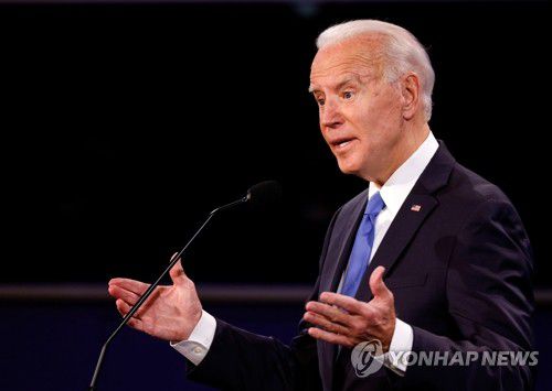 마지막 대선 TV토론회에서 발언하는 바이든(내슈빌 로이터=연합뉴스) 조 바이든 미국 민주당 대선 후보가 22일(현지시간) 테네시주 내슈빌의 벨몬트 대학에서 도널드 트럼프 대통령과 벌인 마지막 대선후보 TV 토론회에서 발언하고 있다. leekm@yna.co.kr