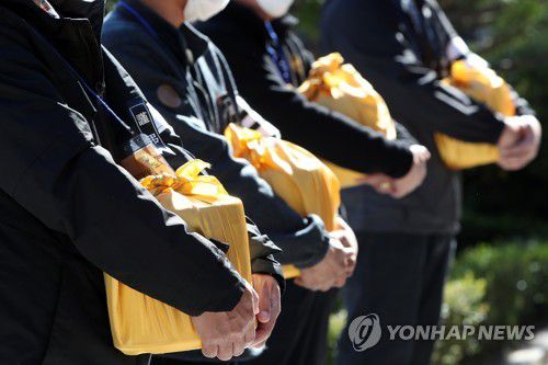 '납골당 침수피해 회복 언제쯤'(광주=연합뉴스) 정회성 기자 = 23일 오후 광주 북구청 광장에서 '새로나 추모관 침수 피해 유가족이 행정 당국에 문제 해결을 촉구하며 유골함을 들고 기자회견하고 있다. 영산강변에 자리한 새로나 추모관은 지난 8월 집중호우 때 지하 납골당 전체가 잠기면서 유골함 수백기가 흙탕물로 잠기는 피해가 발생했다. 2020.10.23 hs@yna.co.kr
