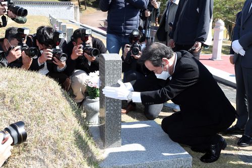 5·18 열사 기리는 이낙연 대표(광주=연합뉴스) 정회성 기자 = 더불어민주당 이낙연 대표가 24일 광주 북구 운정동 국립 5·18민주묘지를 찾아 윤상원 열사 묘소를 참배하고 있다.
