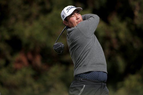 전날 생일이었던 이원준, 2R 단독 선두…'35세 신인왕'도 보인다(제주=연합뉴스) 김동찬 기자 = 한국프로골프(KPGA) 코리안투어 2020시즌 신인왕 경쟁이 치열해졌다. 
    24일 제주시 타미우스 골프 앤 빌리지 우즈·레이크 코스(파72·6천982야드)에서 열린 KPGA 코리안투어 비즈플레이 전자신문오픈(총상금 5억원) 2라운드에서 호주 교포 이원준(35)이 중간 합계 8언더파 136타로 단독 선두에 나섰다.  이원준의 경기 모습.  2020.10.24  [KPGA 제공. 재판매 및 DB 금지]