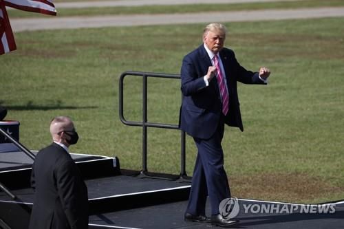노스캐롤라이나 유세 후 음악 맞춰 몸 흔드는 트럼프 대통령[로이터=연합뉴스]