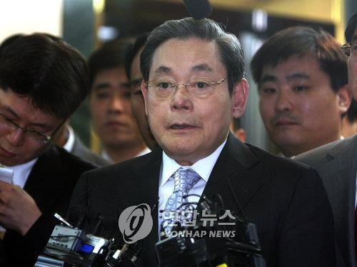 2008년 삼성 특검 조사를 받고 나오는 이건희 회장
[연합뉴스 자료사진]