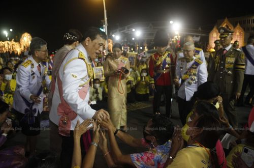 왕실 지지자 격려하는 태국 국왕[방콕 포스트 웹사이트 캡처. 재판매 및 DB 금지]