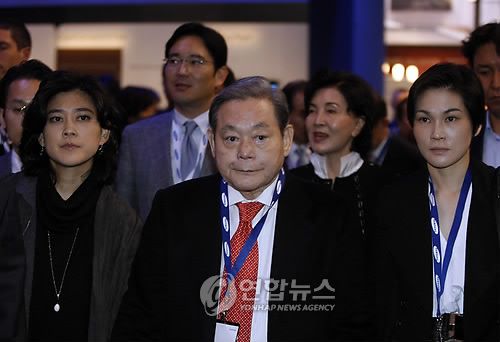이건희 삼성그룹 회장 일가 이건희 삼성그룹 회장 일가가 2010년 라스베이거스 가전전시회(CES 2010)를 찾아 참관하는 모습. 왼쪽부터 장녀 이부진 호텔신라 사장, 장남 이재용 삼성전자 부회장, 이 회장, 부인 홍라희 전 리움미술관 관장, 차녀 이서현 삼성복지재단 이사장. << 삼성전자 >>   [연합뉴스 자료사진]
