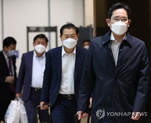 베트남서 귀국하는 이재용(서울=연합뉴스) 이지은 기자 = 이재용 삼성전자 부회장이 베트남 출장을 마친 뒤 23일 오전 서울  서울 강서구 김포비즈니스항공센터를 통해 귀국하고 있다. 2020.10.23 jieunlee@yna.co.kr