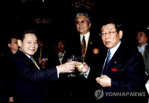 IOC 위원으로 활동하던 이건희 회장(서울=연합뉴스) 한국 재계를 대표하는 이건희 삼성그룹 회장이 25일 서울 일원동 삼성서울병원에서 별세했다. 향년 78세. 2014년 5월 급성 심근경색증으로 서울 이태원동 자택에서 쓰러진 뒤 6년 만이다. 유족으로는 부인 홍라희 전 리움미술관 관장, 아들 이재용 삼성전자 부회장, 딸 이부진 호텔신라 사장, 이서현 삼성복지재단 이사장, 사위 김재열 삼성경제연구소 사장이 있다. 2000년 9월 시드니 올림픽대회 기간에 IOC 본부 호텔에서 열린 KOC리셉션에 참석한 남북한 IOC 위원들이 건배하는 모습.(왼쪽부터 이건희 IOC 위원, 장웅 북한 IOC 위원, 김운용 IOC 위원) 2020.10.25 [연합뉴스 자료사진] photo@yna.co.kr