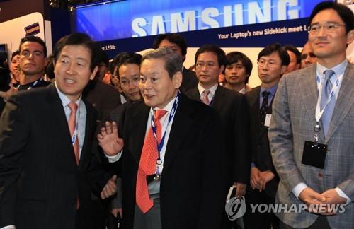 CES 방문한 이건희 회장(서울=연합뉴스) 한국 재계를 대표하는 이건희 삼성그룹 회장이 25일 서울 일원동 삼성서울병원에서 별세했다. 향년 78세. 2014년 5월 급성심근경색증으로 서울 이태원동 자택에서 쓰러진 뒤 6년만이다. 유족으로는 부인 홍라희 전 리움미술관 관장, 아들 이재용 삼성전자 부회장, 딸 이부진 호텔신라 사장, 이서현 삼성복지재단 이사장, 사위 김재열 삼성경제연구소 사장이 있다. 2010년 1월 이건희 회장의 미국 라스베이거스 가전전시회(CES 2010)에서의 모습. 그해 3월 24일 이 회장은 삼성전자 회장으로 복귀했다. 2020.10.25 [연합뉴스 자료사진] photo@yna.co.kr