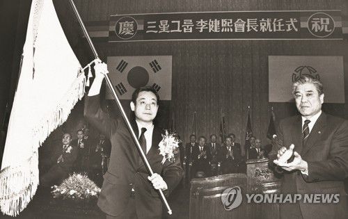 이건희 회장 취임식(서울=연합뉴스) 한국 재계를 대표하는 이건희 삼성그룹 회장이 25일 서울 강남구 일원동 삼성서울병원에서 별세했다. 향년 78세. 2014년 5월 급성 심근경색증으로 서울 용산구 이태원동 자택에서 쓰러진 뒤 6년 만이다. 사진은 1987년 회장 취임식에 참석한 이건희 회장. 2020.10.25 [삼성 제공. 재판매 및 DB 금지] photo@yna.co.kr