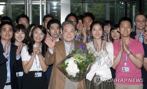 삼성 직원들과 함께 기념 촬영하는 이건희 회장(서울=연합뉴스) 한국 재계를 대표하는 이건희 삼성그룹 회장이 25일 서울 강남구 일원동 삼성서울병원에서 별세했다. 향년 78세. 2014년 5월 급성 심근경색증으로 서울 용산구 이태원동 자택에서 쓰러진 뒤 6년 만이다. 사진은 2011년 삼성 직원들과 함께 촬영하는 이건희 회장. 2020.10.25 [삼성 제공. 재판매 및 DB 금지] photo@yna.co.kr