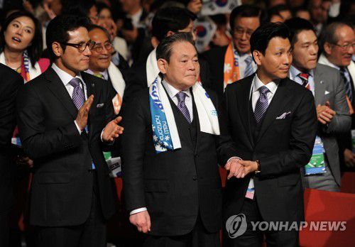 평창 동계올림픽 유치 발표 듣는 이건희 회장(서울=연합뉴스) 한국 재계를 대표하는 이건희 삼성그룹 회장이 25일 서울 강남구 일원동 삼성서울병원에서 별세했다. 향년 78세. 2014년 5월 급성 심근경색증으로 서울 용산구 이태원동 자택에서 쓰러진 뒤 6년 만이다. 사진은 2011년 7월 7일 평창 동계올림픽 유치 확정 발표를 듣는 이건희 회장. 2020.10.25 [삼성 제공. 재판매 및 DB 금지] photo@yna.co.kr