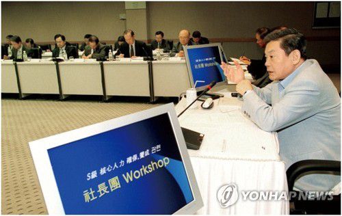 사장단 워크숍 주재하는 이건희 회장(서울=연합뉴스) 한국 재계를 대표하는 이건희 삼성그룹 회장이 25일 서울 강남구 일원동 삼성서울병원에서 별세했다. 향년 78세. 2014년 5월 급성 심근경색증으로 서울 용산구 이태원동 자택에서 쓰러진 뒤 6년 만이다. 사진은 2002년 삼성 사장단 워크숍을 주재하는 이건희 회장. 2020.10.25 [삼성 제공. 재판매 및 DB 금지] photo@yna.co.kr