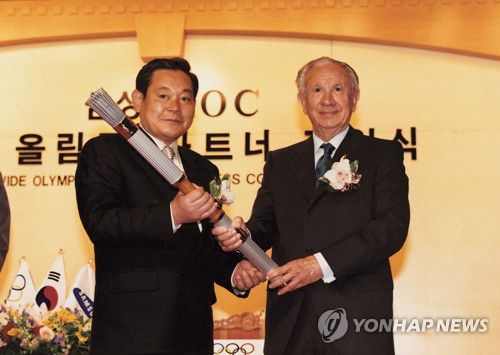 삼성-IOC 올림픽 파트너 조인식(서울=연합뉴스) 한국 재계를 대표하는 이건희 삼성그룹 회장이 25일 서울 강남구 일원동 삼성서울병원에서 별세했다. 향년 78세. 2014년 5월 급성 심근경색증으로 서울 용산구 이태원동 자택에서 쓰러진 뒤 6년 만이다. 사진은 1997년 신라호텔에서 1998년 일본 나가노 동계 올림픽과 2000년 호주 시드니 올림픽 후원사 권리를 갖는 올림픽 파트너 계약을 체결하는 이건희 회장. 2020.10.25 [삼성 제공. 재판매 및 DB 금지] photo@yna.co.kr