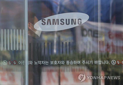 적막한 분위기 속 삼성 서초사옥(서울=연합뉴스) 홍해인 기자 = 한국 재계를 대표하는 이건희 삼성그룹 회장이 25일 서울 강남구 일원동 삼성서울병원에서 별세했다. 향년 78세. 2014년 5월 급성심근경색증으로 서울 용산구 이태원동 자택에서 쓰러진 뒤 6년 만이다. 사진은 이날 서울 삼성전자 서초사옥. 2020.10.25 hihong@yna.co.kr