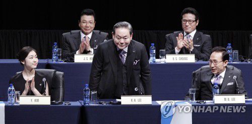 IOC 총회에서 인사하는 이건희 회장(서울=연합뉴스) 한국 재계를 대표하는 이건희 삼성그룹 회장이 25일 서울 일원동 삼성서울병원에서 별세했다. 향년 78세. 2014년 5월 급성심근경색증으로 서울 이태원동 자택에서 쓰러진 뒤 6년 만이다. 유족으로는 부인 홍라희 전 리움미술관 관장, 아들 이재용 삼성전자 부회장, 딸 이부진 호텔신라 사장, 이서현 삼성복지재단 이사장, 사위 김재열 삼성경제연구소 사장이 있다. 2011년 7월 6일 남아공 더반국제컨벤션센터에서 열린 국제올림픽위원회(IOC) 총회에서 인사하는 이건희 회장. 2020.10.25 [연합뉴스 자료사진] photo@yna.co.kr