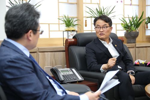 연합뉴스와 인터뷰하는 윤종인 개인정보보호위원장(서울=연합뉴스) 김승두 기자 = 윤종인 개인정보보호위원장이 지난 23일 정부서울청사 집무실에서 연합뉴스와 인터뷰를 하고 있다. 2020.10.26