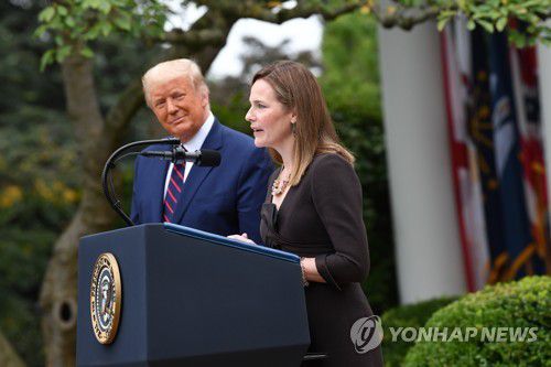 에이미 코니 배럿 판사를 대법관으로 지명하는 트럼프 미국 대통령[EPA=연합뉴스 자료사진]