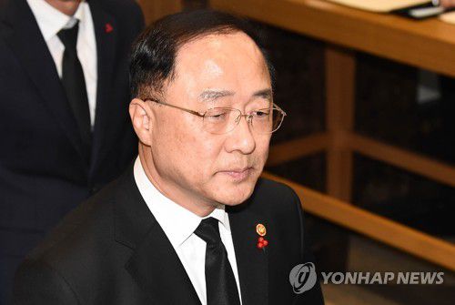 조문 마친 홍남기 부총리홍남기 경제부총리 겸 기획재정부 장관이 지난 1월 20일 서울 송파구 서울아산병원 장례식장에 마련된 고 신격호 롯데그룹 명예회장 빈소에서 조문을 마친 뒤 마친 뒤 장례식장을 나서고 있다. [연합뉴스 자료사진]