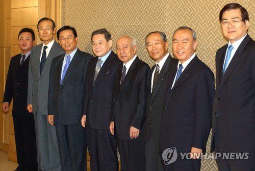 2002년 전경련 회장단 회의 참석한 이건희 회장(서울=연합뉴스) 한국 재계를 대표하는 이건희 삼성그룹 회장이 25일 서울 일원동 삼성서울병원에서 별세했다. 향년 78세. 2014년 5월 급성심근경색증으로 서울 이태원동 자택에서 쓰러진 뒤 6년 만이다. 유족으로는 부인 홍라희 전 리움미술관 관장, 아들 이재용 삼성전자 부회장, 딸 이부진 호텔신라 사장, 이서현 삼성복지재단 이사장, 사위 김재열 삼성경제연구소 사장이 있다. 사진은 2002년 9월 12일 전경련회장단 월례회의 참석한 이건희 회장. [연합뉴스 자료사진]